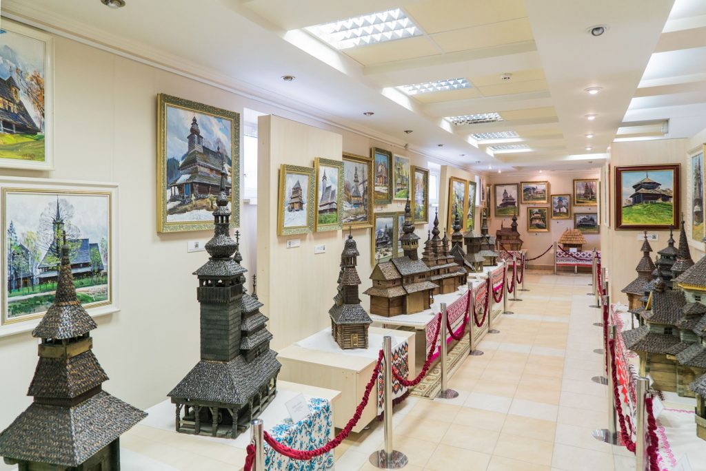 МУКАЧЕВО — місто вина та старовини 5 Виставка церковної дерев'яної архітектури Закарпаття