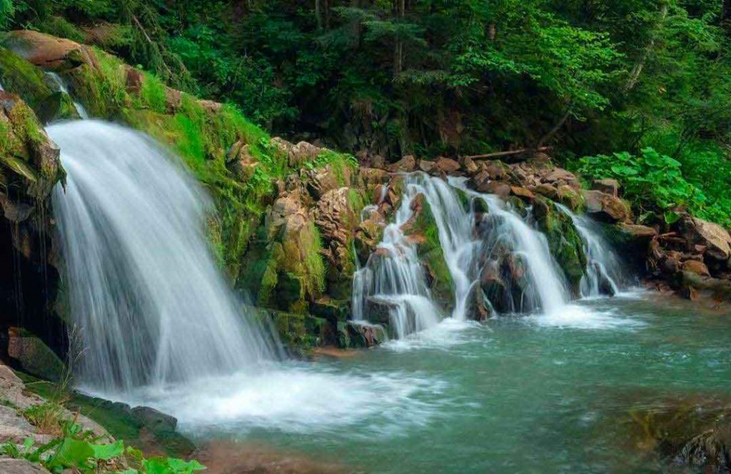Куди поїхати на вихідні та де відпочити в Україні 5 Кам’янецький водоспад