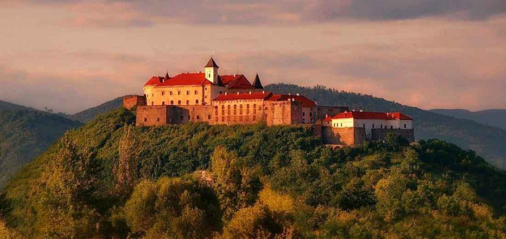 Куди поїхати на вихідні та де відпочити в Україні 2 Замок Паланок